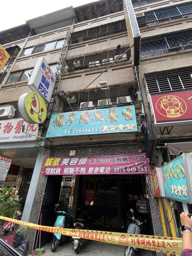 南投4死血案枪手落网，藏匿中清路养身馆遭重装警逮捕。(张亦惠摄)
