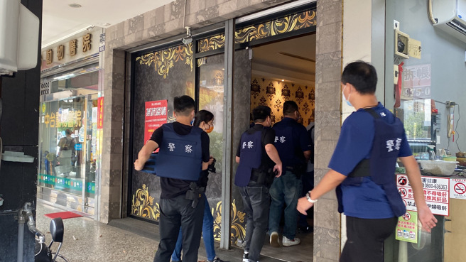 南投4死血案枪手落网，藏匿中清路养身馆遭重装警逮捕。(张亦惠摄)