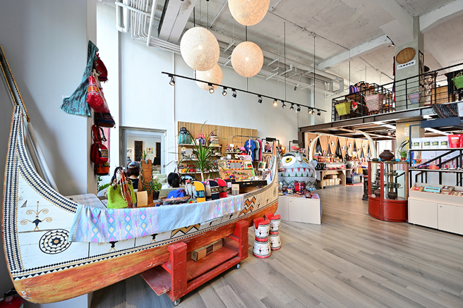 原駁館嚴選包括陶器、服飾、雕刻等種類繁多的文創好物，攜手原民品牌走出部落，展現創作者的豐沛能量。(攝影/Carter)