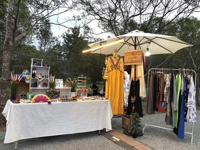 「Salie女海」從市集起家，流行服飾中蘊含傳統原民手工藝與縫紉工法，每樣商品都是難以複製的創作。(圖片提供/Salie女海)