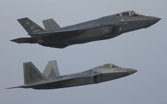 美國空軍F-35和F-22隱形戰機並肩飛行的檔案照。（美國空軍）