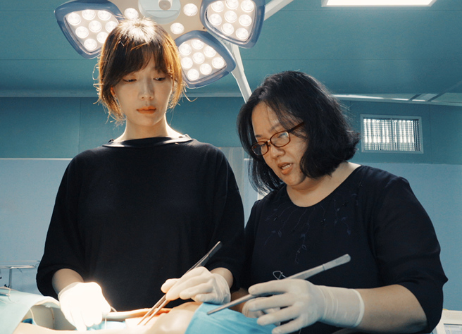 為了拍出專業的醫療職人劇，手術房內的鏡頭，小劉醫師一定全程現場技術指導。(圖片提供/公共電視)