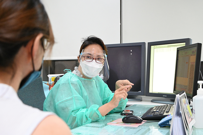 因疫情關係，看診時需要穿戴防護，小劉醫師表示，在冷氣房內還好，戶外篩檢站的醫療人員，大熱天穿著全身防護衣，每個人都汗流浹背，才是辛苦。(攝影/Carter)