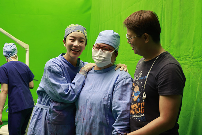 小劉醫師與劇組人員。(圖片提供/公共電視)