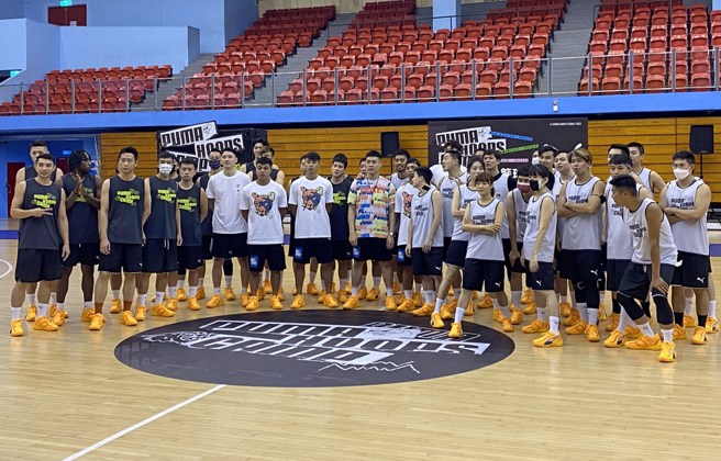 球星与媒体记者在表演赛前先礼后兵。(黄及人摄)