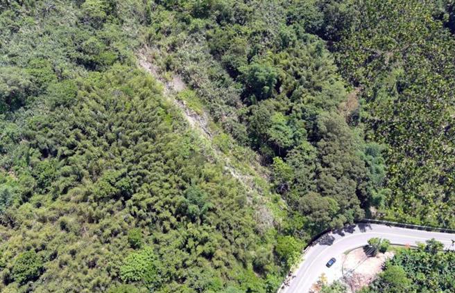 阿里山公路（台18线）41.7公里处（公田路段）110年6月及8月间因豪雨造成边坡涌出泥流掩盖路面，阻断交通，阿里山工务段将自18日起进行刷坡工程，施工时实施交通管制。（图/ 中央社）