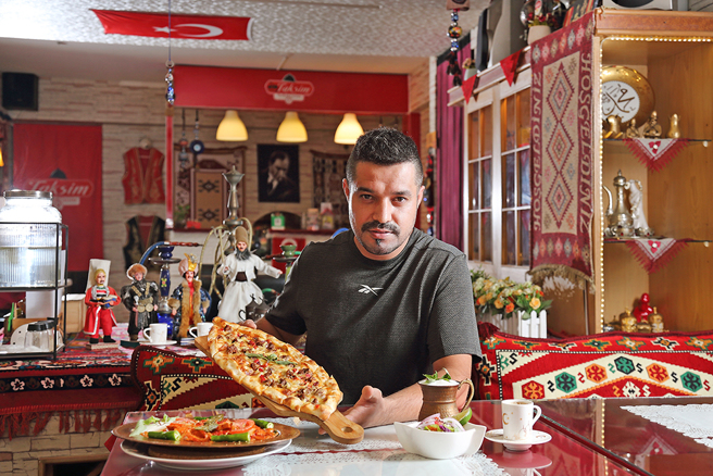 塔克辛主廚Senay堅持土耳其原味，他的經營哲學是「Do it best, or not to do.（做到最好，否則就不要做。）」(攝影/Carter)