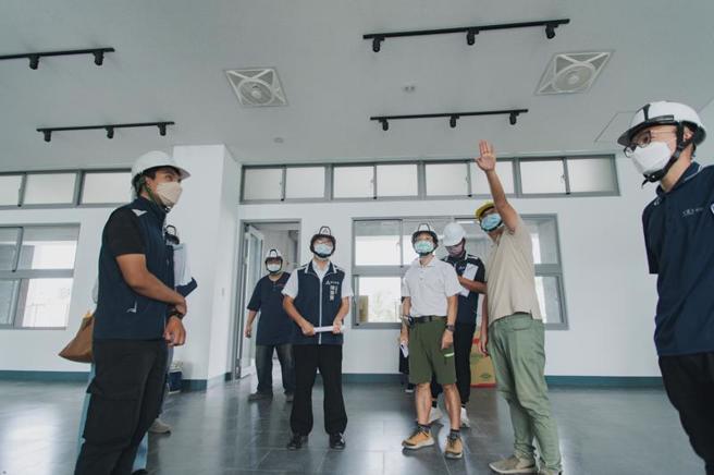 新竹市投入经费在建华国中兴建新校舍「墨霜楼」，代理市长陈章贤（前左2）15日前往勘查时表示，目前工程进度达98.74%，预计8月底完工。（图/ 中央社）