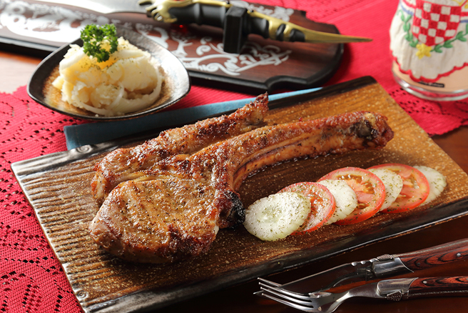 「克國戰斧豬」取用豬的第4、5根肋骨部位，以克羅埃西亞的天然辛香料醃製，並經直火慢烤，肉汁飽滿不乾柴，搭配清爽微酸的馬鈴薯沙拉更加分。(攝影/Carter)