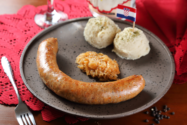 Sasa手工灌製的香腸，無添加亞硝酸鹽，只有辛香料融合黑豬肉的香氣，不僅吃得到健康，也最能代表克羅埃西亞的家常美味。(攝影/Carter)