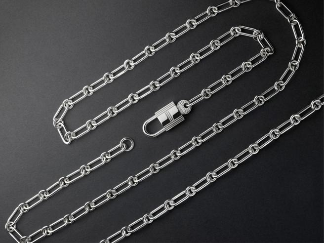 愛馬仕珠寶展登台  佩戴身上的KELLY包（Hermes提供）