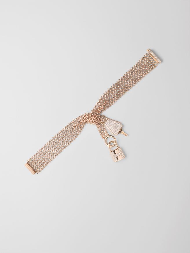 愛馬仕Kelly Clochette玫瑰金鑲鑽手鍊，134萬6600元。（Hermes提供）