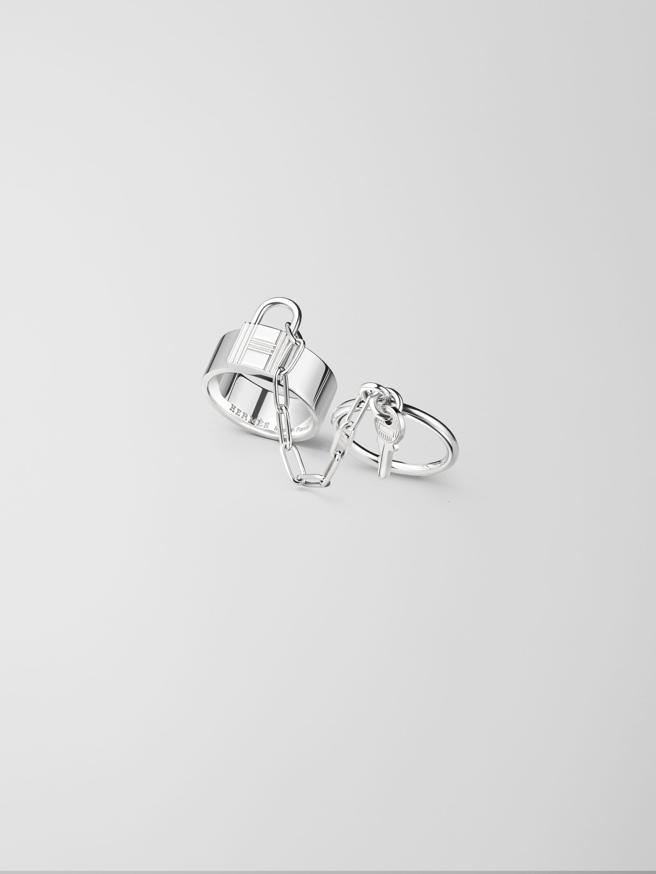 買不起Kelly包的粉絲可考慮這款Alpha kelly純銀雙環戒指，2萬8100元。（Hermes提供）