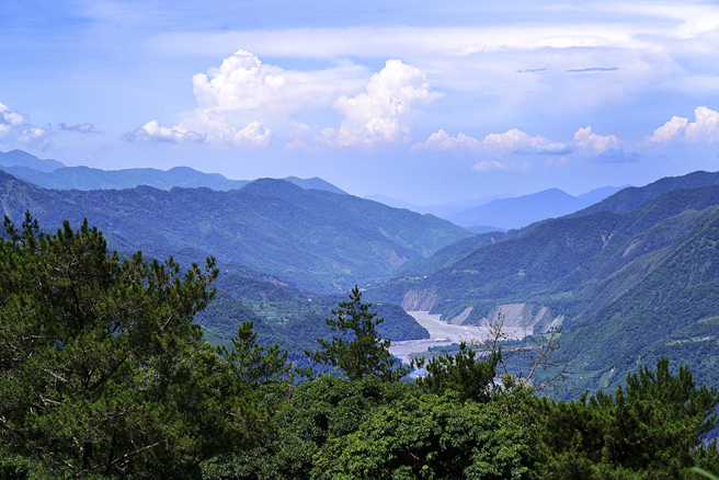 前往拉芙朗社氏族森林的途中，眺望荖濃溪河谷和連綿不絕的翠綠山稜，令人心曠神怡。(攝影/Cindy Lee)
