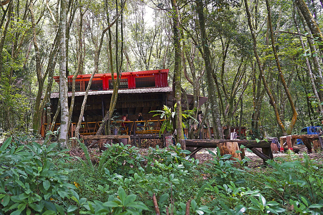 在拉芙朗社氏族森林的小屋中享用布農族風味餐，渡過一個悠閒午後。(攝影/Cindy Lee)