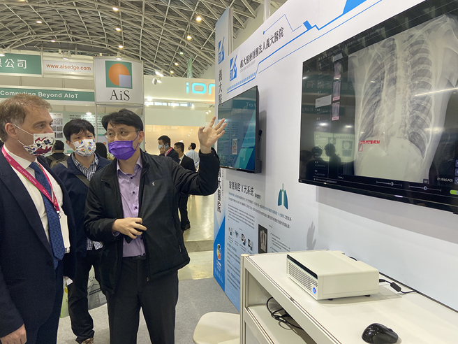 开源智造与义大医院共同推出「智慧胸腔X光判读辅助」及「腹内出血侦测系统」，在今年的高雄智慧城市展大放异彩。(图片提供/开源智造)