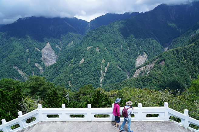 長春祠前方的平臺視野遼闊，塔關山和關山嶺山稜線連成雄偉的翠綠屏障。(攝影/Cindy Lee)