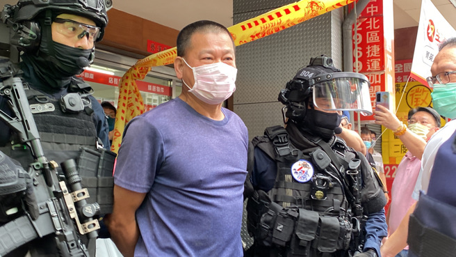 警方優勢警力埋伏並攻堅，將李姓嫌犯逮捕到案。(張亦惠拍攝)