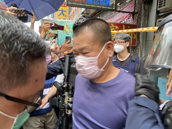 警方優勢警力埋伏並攻堅，將李姓嫌犯逮捕到案。(民眾提供)