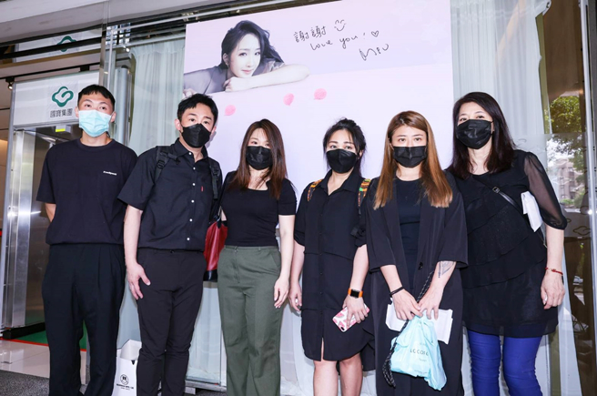 曾昱嘉（左起）、徐哲纬、符琼音、吴亦帆、林吟蔚与妈妈阿娥。（罗永铭摄）