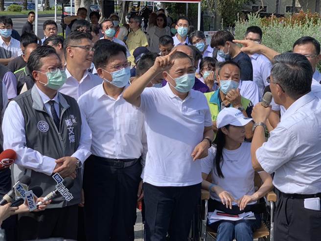 新北市交通局表示，新北市长侯友宜（左3）前往林口交流道会勘时据理力争，才争取到现在的扩建方案。（新北市交通局提供）