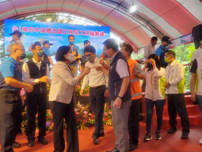 斗六市铁路高架化计画日前在交通部审查会中遭质疑云林县人口老化且少，本益比不佳，县长张丽善（左）当下紧急发言，15日趁交通部长王国材（右）到云林出席斗南石牛溪桥竣工祈福典礼吐苦水，致词结束又陈情。（周丽兰摄）