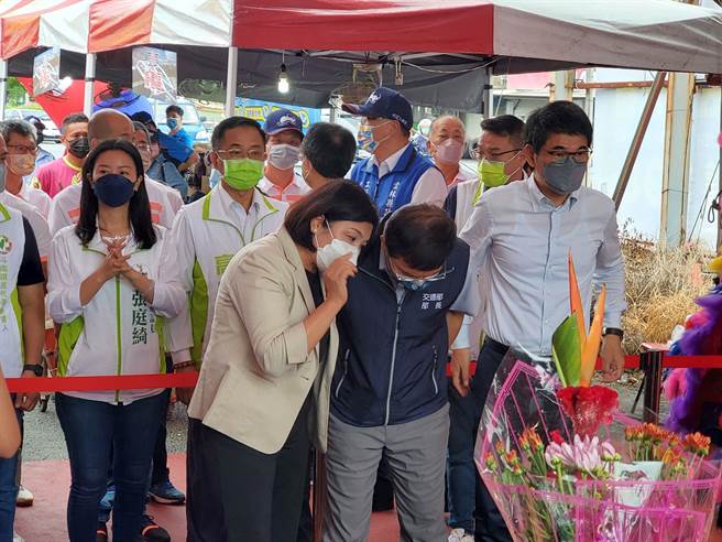 云林县长张丽善（左）在祭拜祈福结束时，再度向王国材（右）陈情。（周丽兰摄）