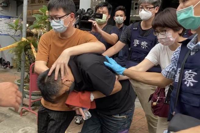 警方懷疑是否有人包庇或藏匿，剛剛帶回一名養生館的人員回去協助調查。(張亦惠攝)