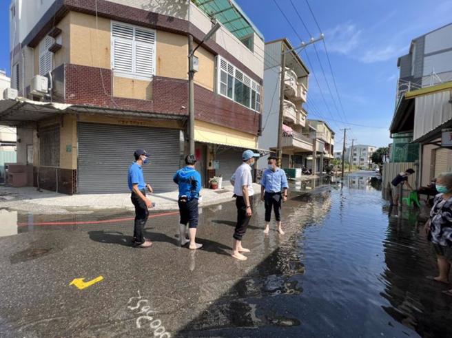 2022年最大也是最后一次的超级月亮13日晚间东升，引发年度大潮，台南安平沿海14日出现满潮水位，局部区域海水倒灌，造成路面积淹水。（图/ 中央社）
