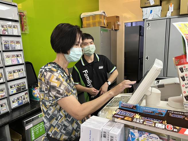 虎尾就业中心15日办理「银髮人才职场重返研习班」与「职场见习就业前哨班」，带着11位中高龄及高龄朋友到虎尾镇一家全家超商，体验顾客服务、补货、清洁3大核心工作。（虎尾就业中心提供）