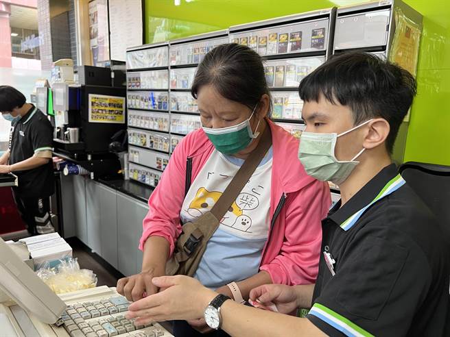 虎尾就业中心15日带着11位中高龄及高龄朋友到虎尾镇一家全家超商，体验顾客服务、补货、清洁3大核心工作。（虎尾就业中心提供）