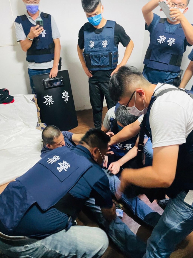 犯下枪杀5人,酿4死1重伤的凶手李鸿渊藏养身馆「抓龙」狼狈被，遭武装警力攻坚逮捕。(记者爆料网提供)