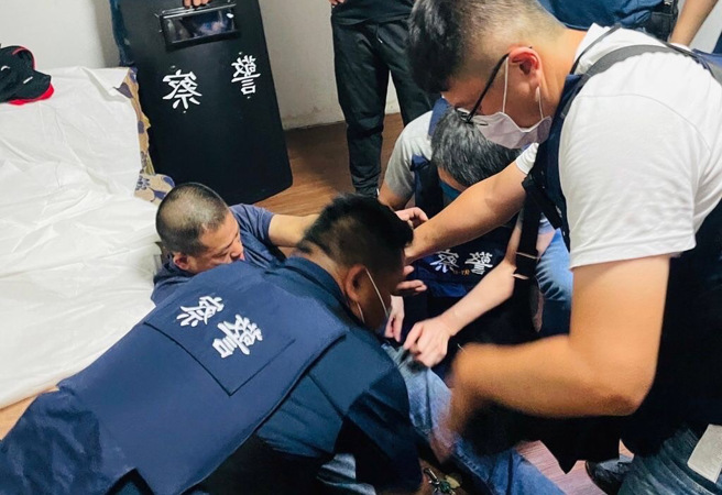 犯下枪杀5人,酿4死1重伤的凶手李鸿渊藏养身馆「抓龙」狼狈被，遭武装警力攻坚逮捕。(记者爆料网提供)