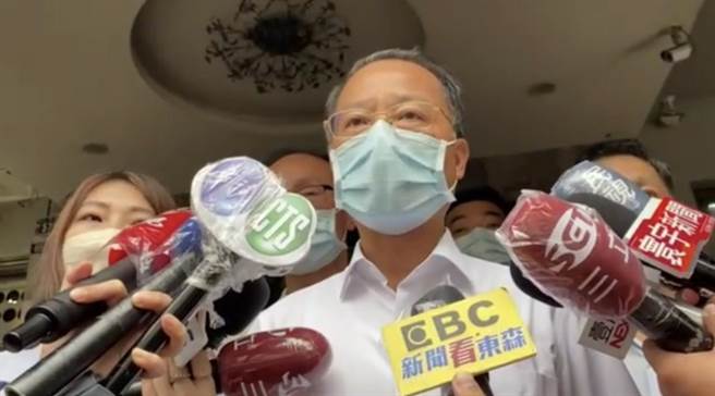 警政署長黃明昭親自到場坐鎮指揮，強調警方21小時內，不費一槍一彈將李嫌逮捕到案，完成堅鉅任務。(張妍溱攝)