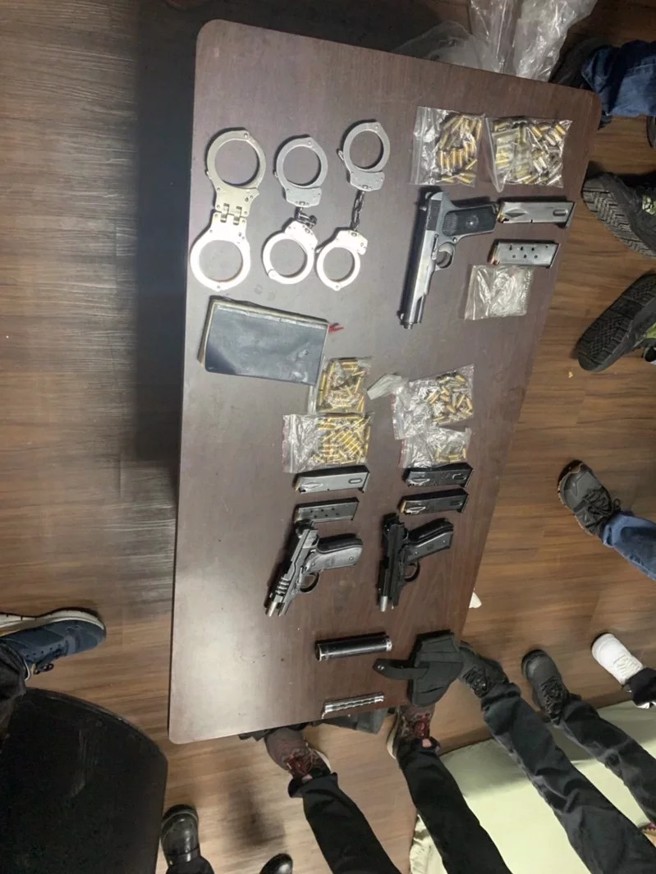犯下枪杀5人,酿4死1重伤的凶手李鸿渊藏养身馆「抓龙」狼狈被，遭武装警力攻坚逮捕，现场起出大批枪械。(民眾提供)