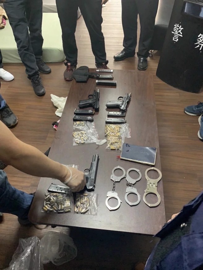 犯下枪杀5人,酿4死1重伤的凶手李鸿渊藏养身馆「抓龙」狼狈被，遭武装警力攻坚逮捕，现场起出大批枪械。(民眾提供)