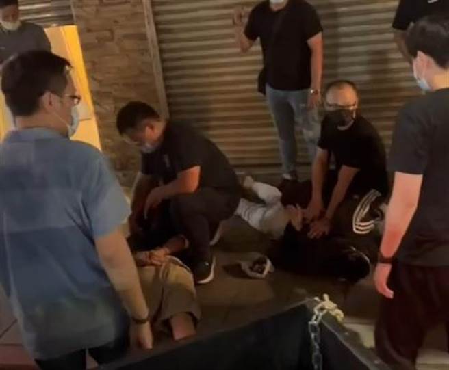 孫嫌當下還想逃逸，但仍被壓制在地。（警方提供／李奇叡新北傳真）