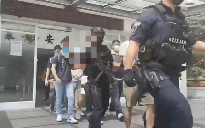 警方共拘捕8人到案，查扣手機、球棒、西瓜刀、彈簧刀、以及作案車牌，訊後依違反組織犯罪防制條例、槍砲、恐嚇等罪嫌移送新北地檢署偵辦。（警方提供／李奇叡新北傳真）