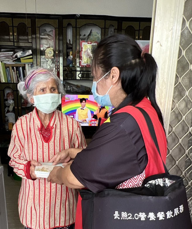 位于桃源区「嘎啦凤部落文化健康站」在疫情期间暂停共食服务，改由照服员将餐点送到部落长辈家中。(图片提供/高雄市桃源区嘎啦凤文化健康站)