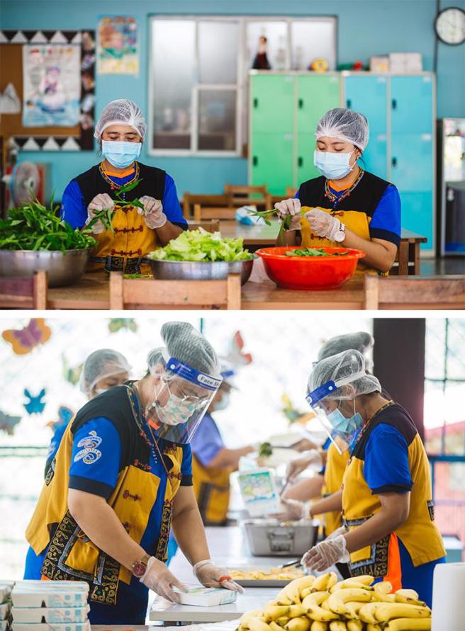 文健站虽因疫情关站，照服员的关怀仍旧不停歇，每天电话问安，亲自送餐到府，并协助处理疑难杂症。(摄影/李奕玱、图片提供/高雄市政府新闻局)