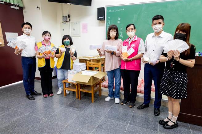 社团法人新竹市智障福利协进会举办国高中心智障碍暑期营队，民进党新竹市长参选人沈慧虹今到建华国中关心，并送上防疫物资。（沈慧虹团队提供／王惠慧新竹传真）