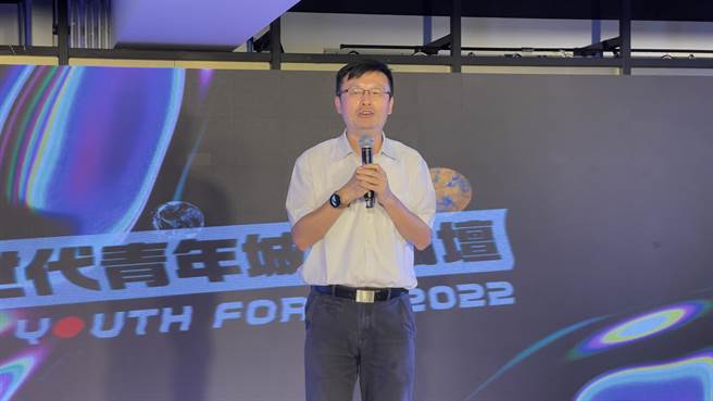 教育局长张明文到场给青年学子勉励。（吕健豪摄）