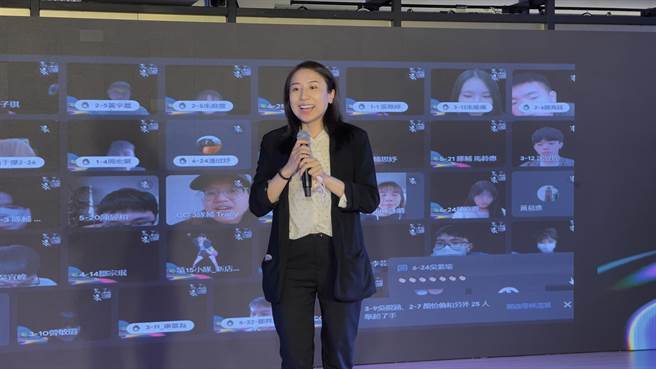 青年局长钱念群也提供各项补助资讯给青年学子。（吕健豪摄）