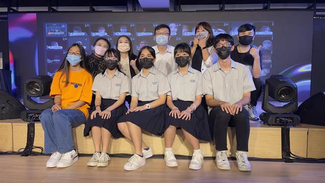 教育局长张明文及青年局长钱念群与参与成果发表的学生合影。（吕健豪摄）