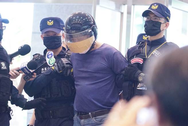 因為李男身上持有三把改造手槍、手銬、超過百發子彈等，以黑市價格初估百萬以上，長年沒有工作的李嫌為何持有槍械，是否為買兇殺人，讓李嫌成為替死鬼，檢警則說，相關案情仍有待進一步調查釐清。（吳建輝攝）