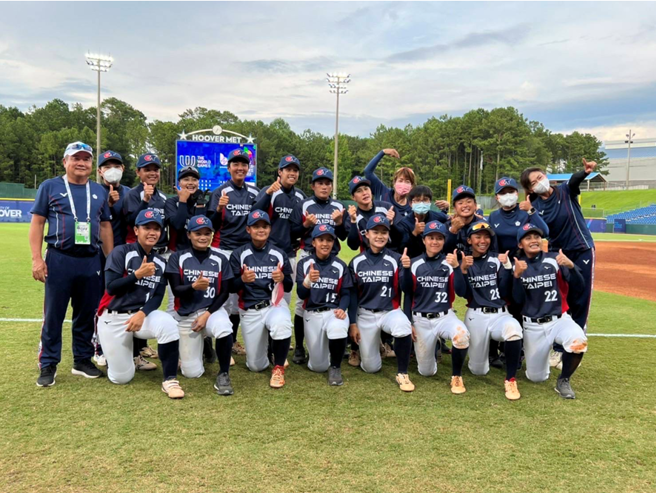 中華女壘隊合照(照片/體育署提供)