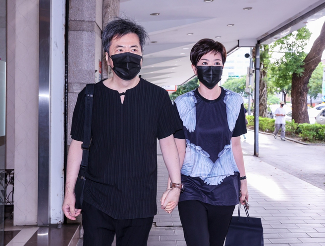 黄国伦（左）牵着老婆寇乃馨到朱俐静追思会吊唁。（罗永铭摄）