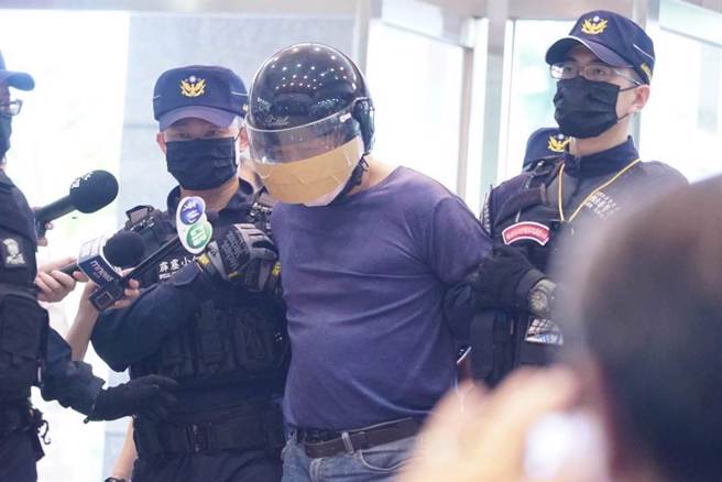 因为李男身上持有三把改造手枪、手铐、超过百发子弹等，以黑市价格初估百万以上，长年没有工作的李嫌为何持有枪械，是否为买凶杀人，让李嫌成为替死鬼，检警则说，相关案情仍有待进一步调查厘清。（吴建辉摄）
