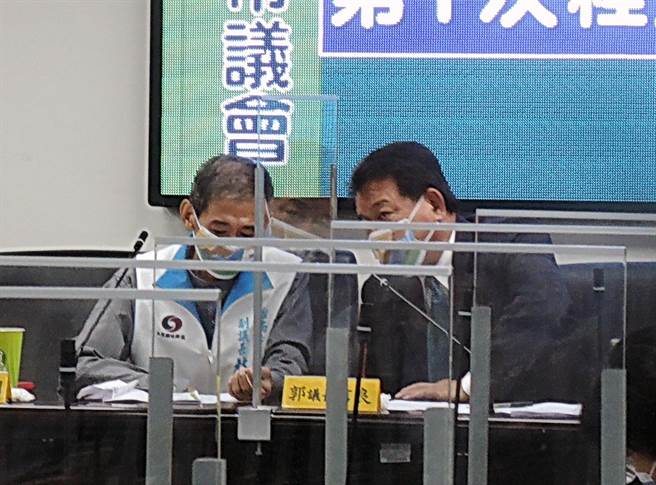 台南市议会召开程序委员会讨论下次定期会议程时，长期因病住院没有露面的副议长林炳利（左）也意外出席。（洪荣志摄）