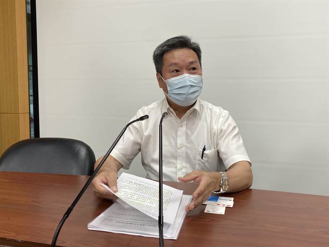 民航局飞航标准组长吴家珍表示，遥控无人机操作证考试删除艰涩考题，并将题库全部上网公开，以利考生准备。（陈佑诚摄）